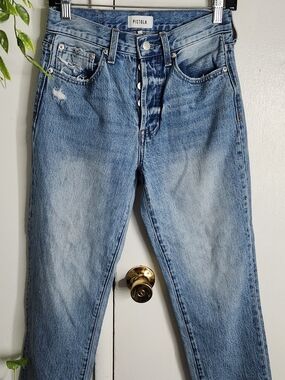 ✨ Pistola LA Distressed Cropped Mom Jeans ✨
Size 26 | Light Wash Denim | Raw Hem
